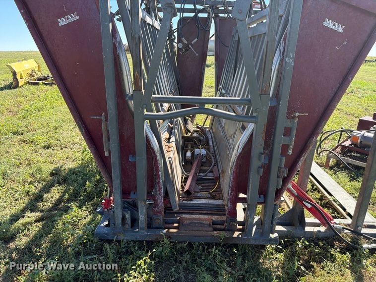 image for item EW2225 WW Livestock Systems  squeeze chute