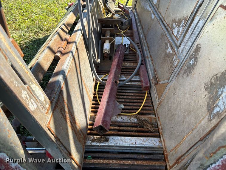 image for item EW2225 WW Livestock Systems  squeeze chute