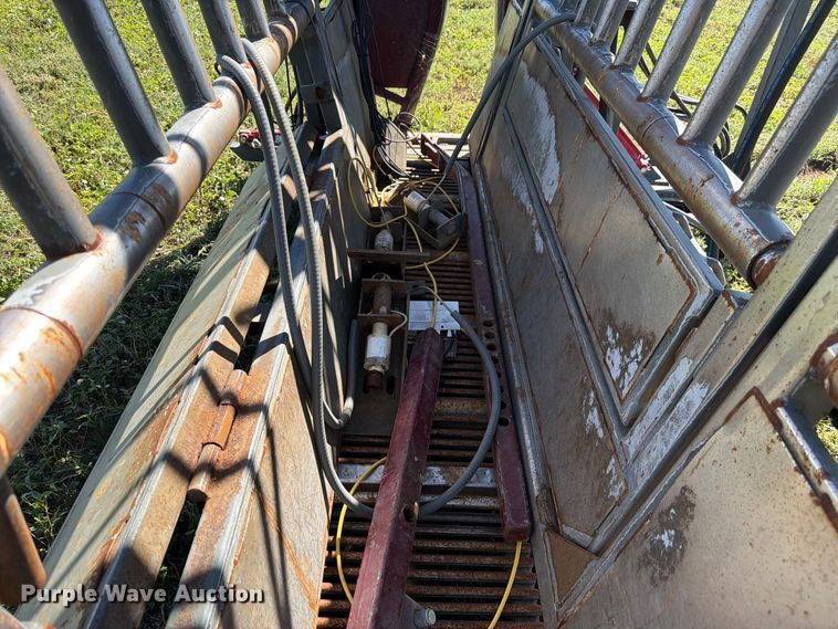 image for item EW2225 WW Livestock Systems  squeeze chute