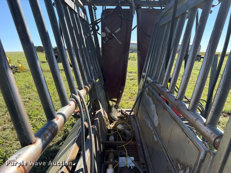 image for item EW2225 WW Livestock Systems  squeeze chute