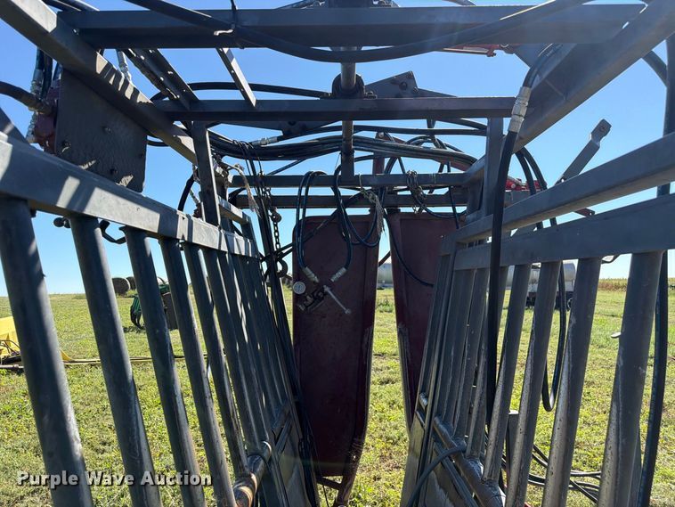 image for item EW2225 WW Livestock Systems  squeeze chute