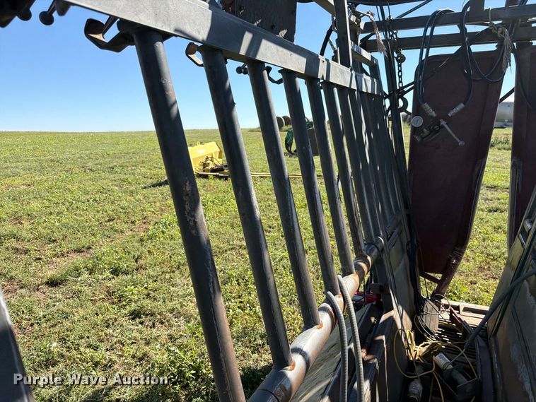 image for item EW2225 WW Livestock Systems  squeeze chute