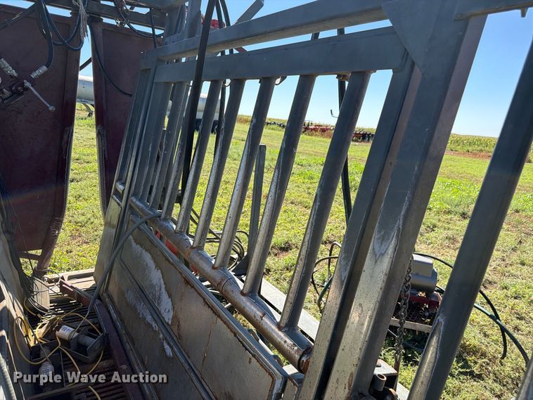 image for item EW2225 WW Livestock Systems  squeeze chute