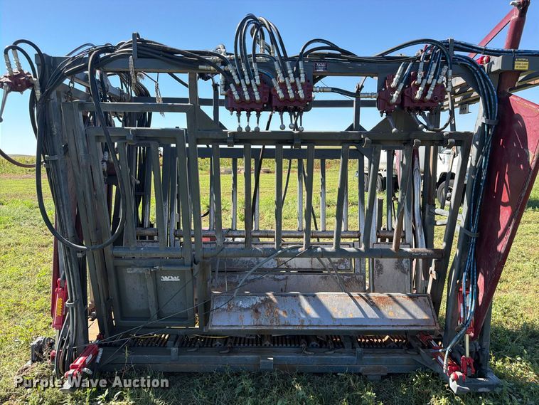 image for item EW2225 WW Livestock Systems  squeeze chute