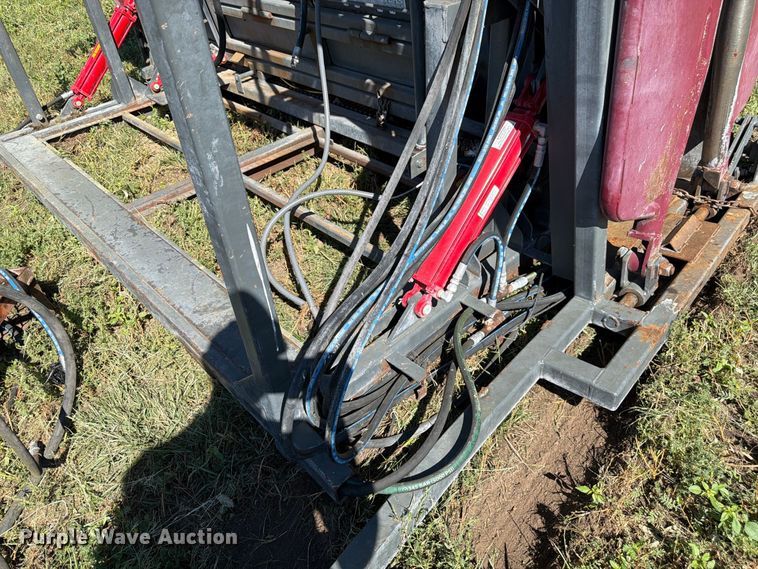 image for item EW2225 WW Livestock Systems  squeeze chute