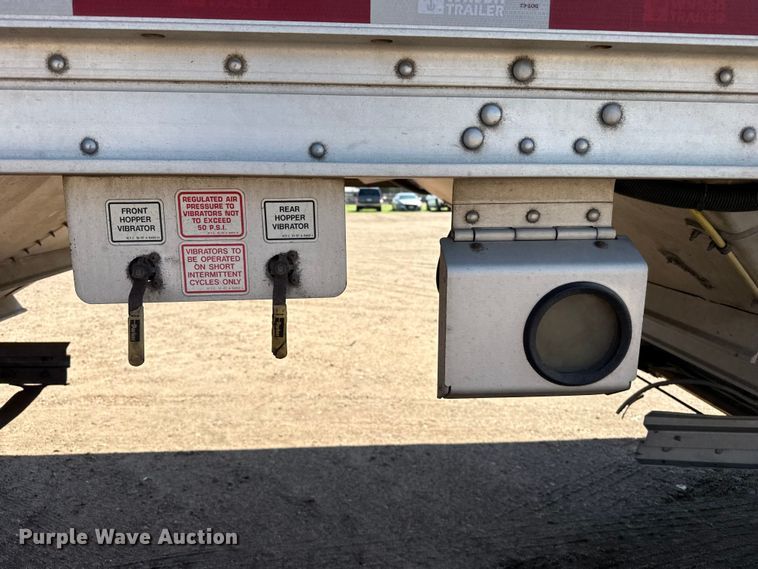 image for item EW4254 2017 Wilson DWH-650 grain trailer