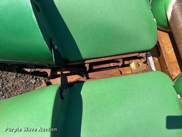 image for item EW4281 2018 John Deere 712C corn head