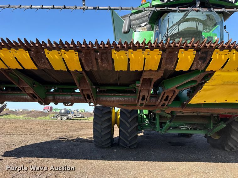 image for item EW4282 2012 John Deere 635FD HydraFlex flex draper head