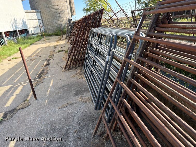 image for item EW5013 Approximately 8 livestock panels