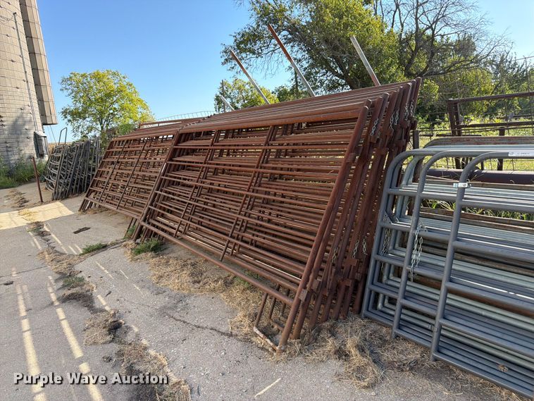 Approximately 19 livestock panels