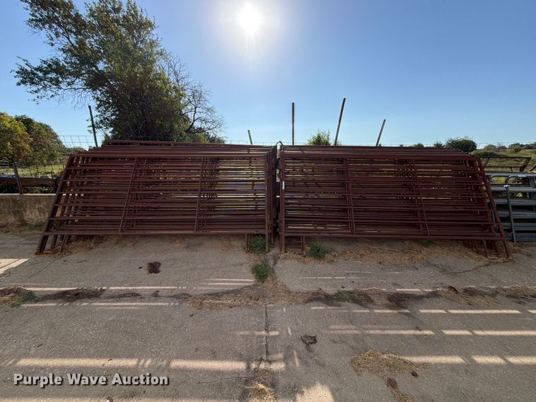 image for item EW5014 Approximately 19 livestock panels