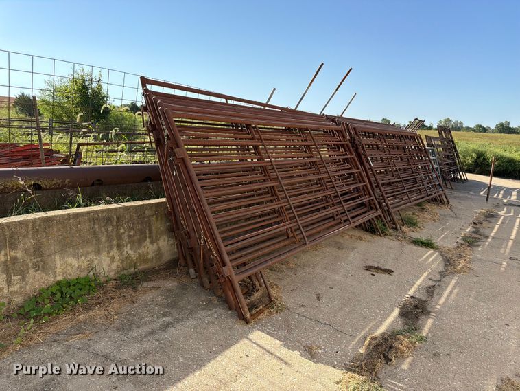 image for item EW5014 Approximately 19 livestock panels