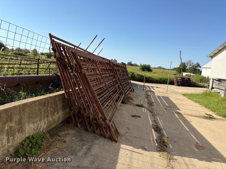 image for item EW5014 Approximately 19 livestock panels