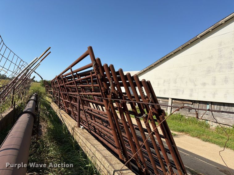 image for item EW5014 Approximately 19 livestock panels