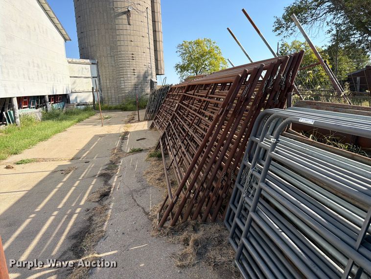 image for item EW5014 Approximately 19 livestock panels