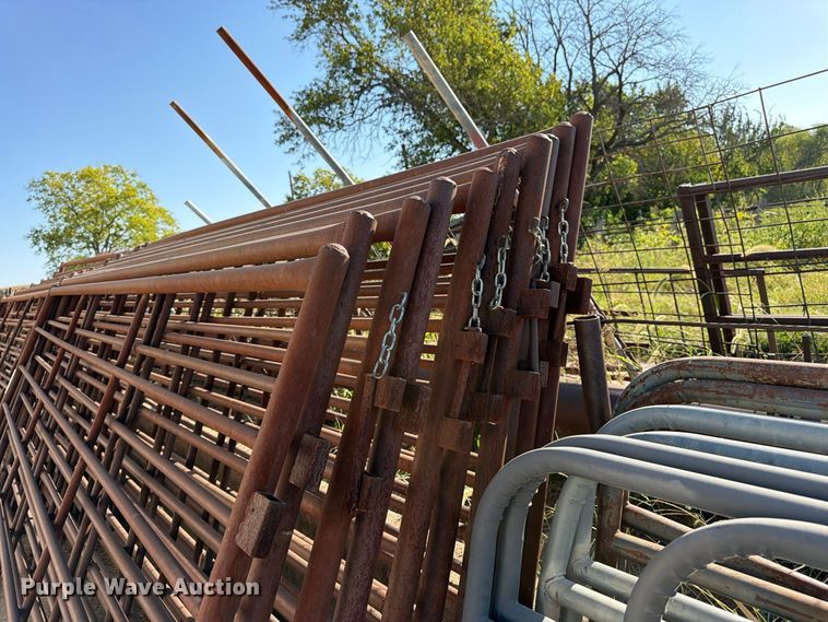 image for item EW5014 Approximately 19 livestock panels
