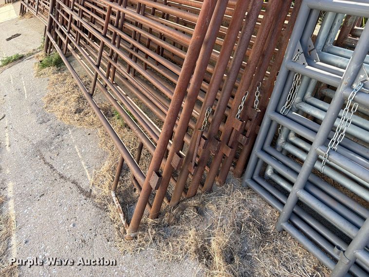 image for item EW5014 Approximately 19 livestock panels