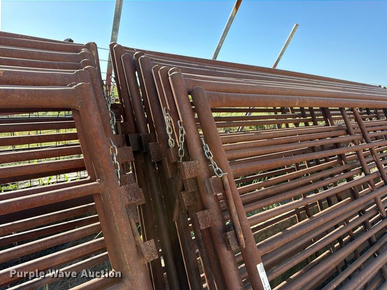 image for item EW5014 Approximately 19 livestock panels
