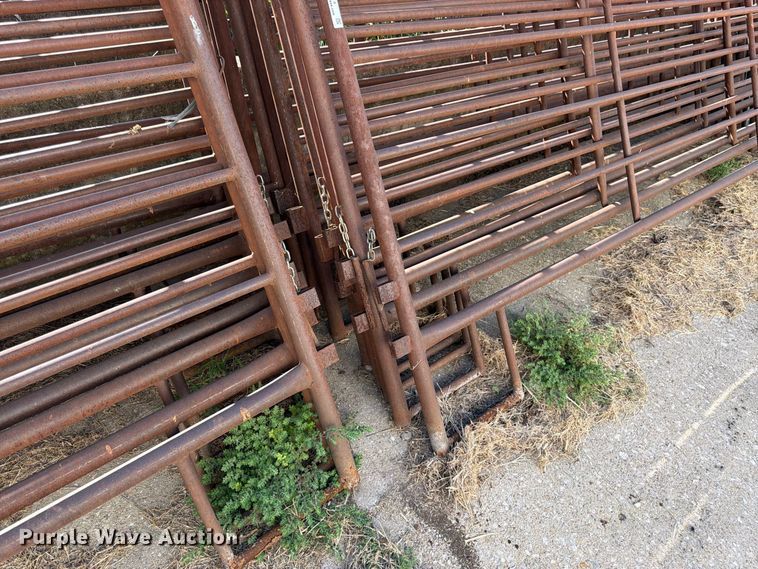 image for item EW5014 Approximately 19 livestock panels