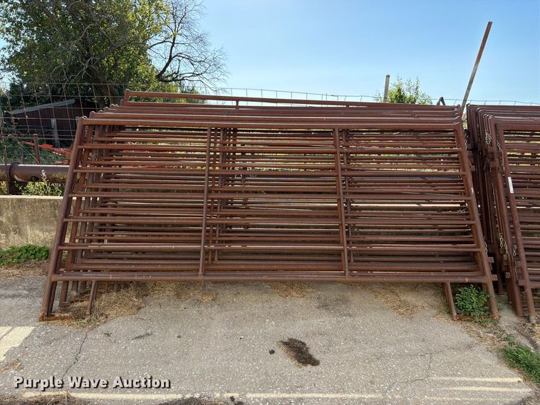 image for item EW5014 Approximately 19 livestock panels