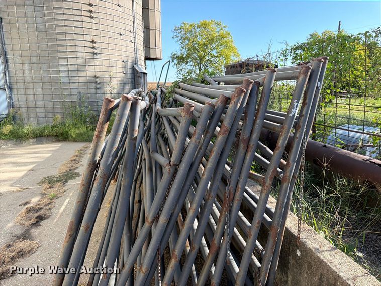 image for item EW5015 Approximately 13 livestock panels