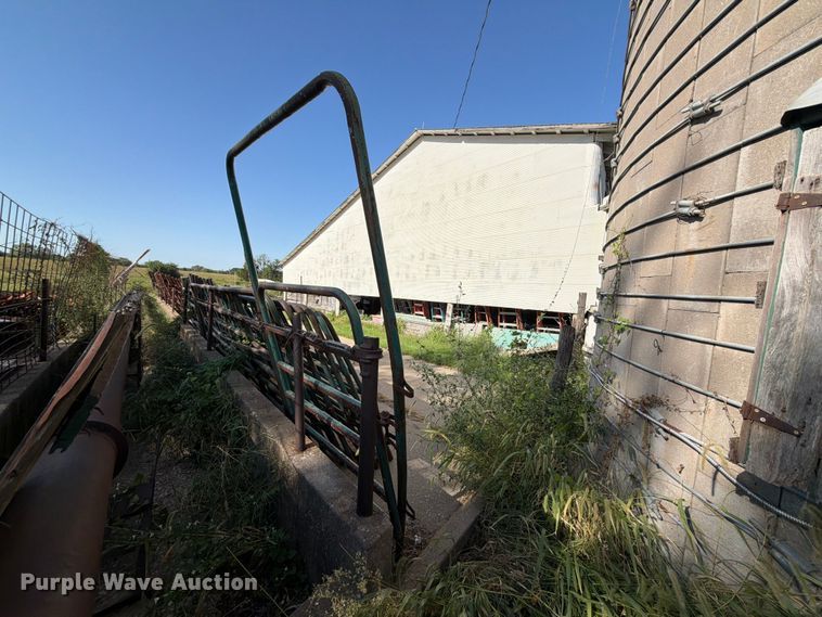 image for item EW5016 Approximately 8 livestock panels