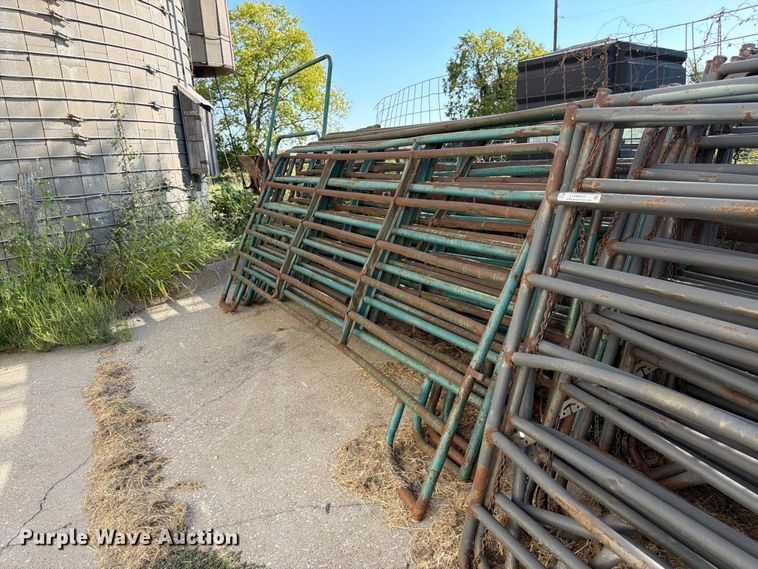 image for item EW5016 Approximately 8 livestock panels