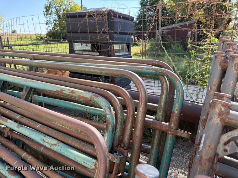 image for item EW5016 Approximately 8 livestock panels