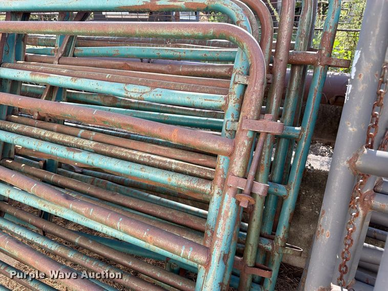 image for item EW5016 Approximately 8 livestock panels