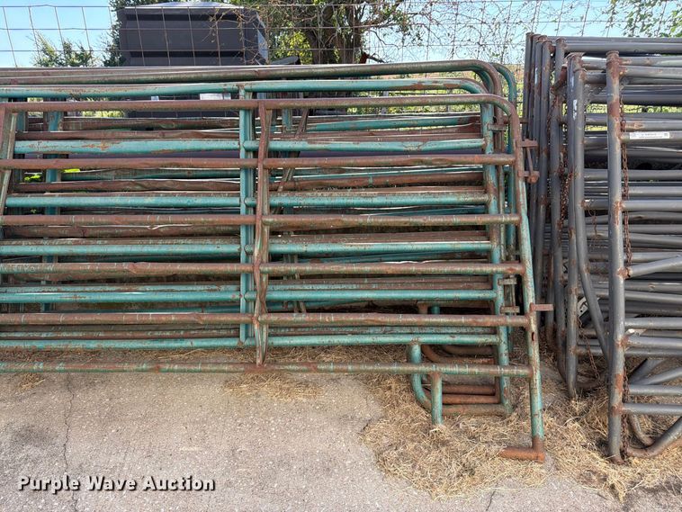 image for item EW5016 Approximately 8 livestock panels