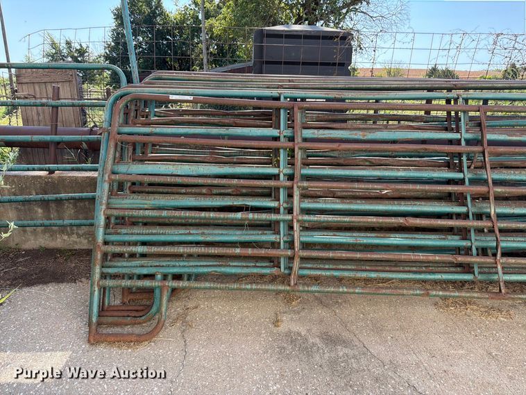 image for item EW5016 Approximately 8 livestock panels