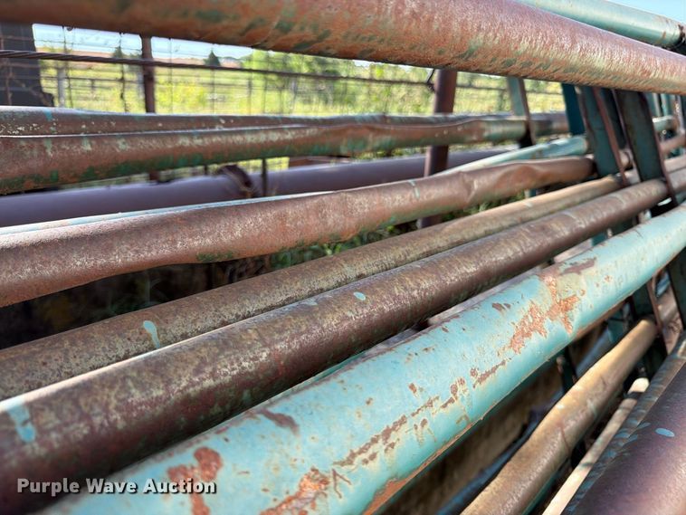 image for item EW5016 Approximately 8 livestock panels
