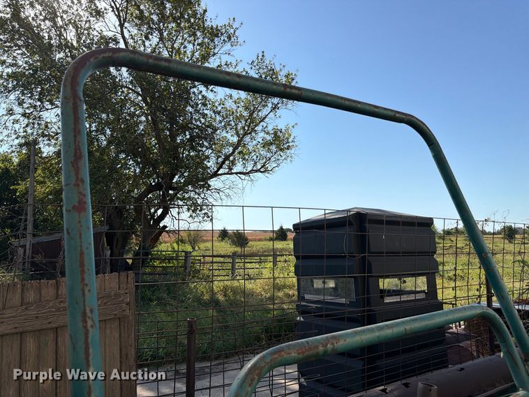 image for item EW5016 Approximately 8 livestock panels