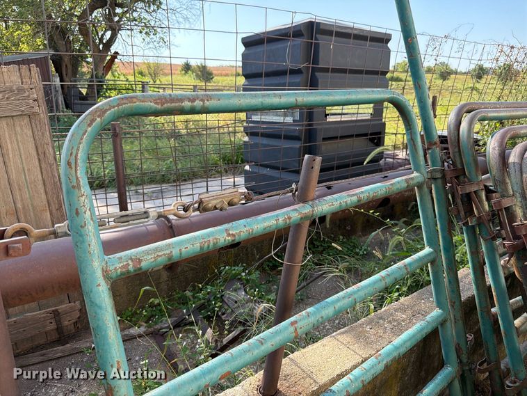 image for item EW5016 Approximately 8 livestock panels