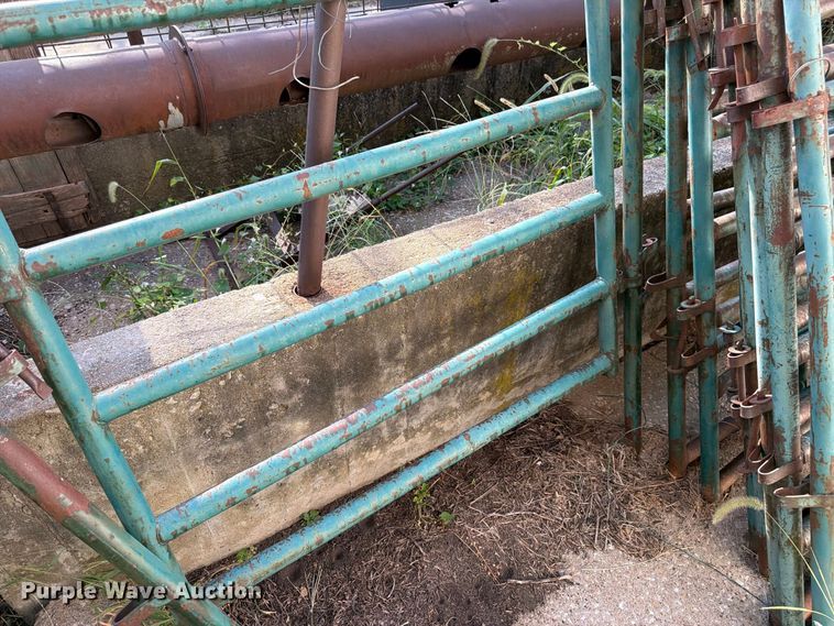 image for item EW5016 Approximately 8 livestock panels