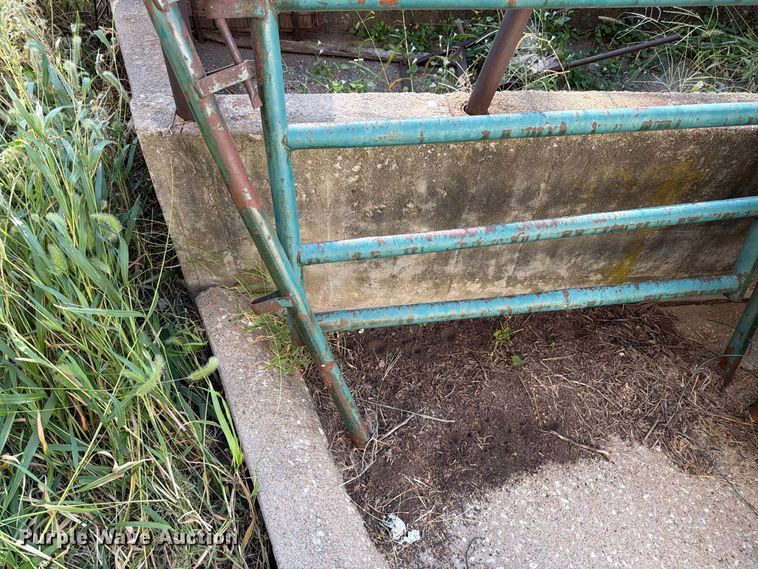 image for item EW5016 Approximately 8 livestock panels