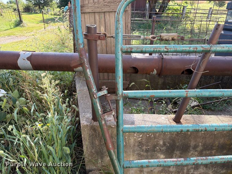 image for item EW5016 Approximately 8 livestock panels