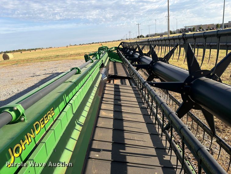 image for item EW8727 2011 John Deere 635 DRAPER draper head
