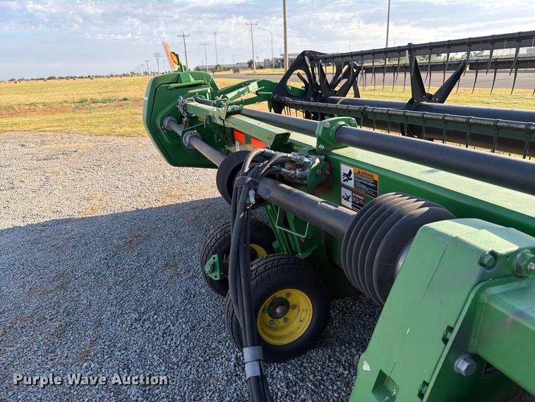image for item EW8727 2011 John Deere 635 DRAPER draper head