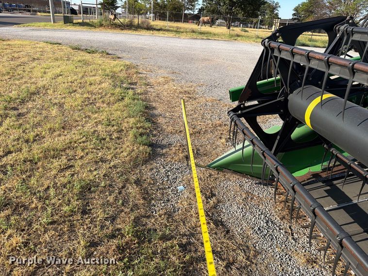 image for item EW8727 2011 John Deere 635 DRAPER draper head