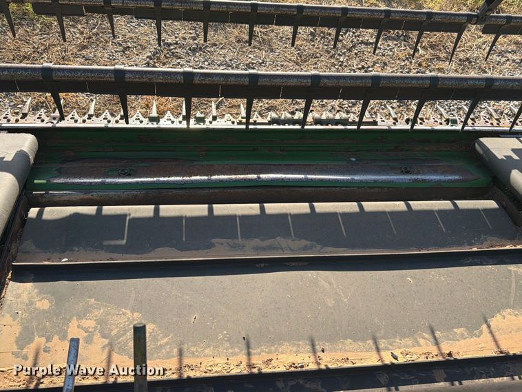 image for item EW8727 2011 John Deere 635 DRAPER draper head