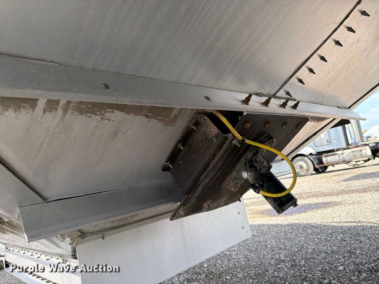 image for item FB5064 2015 Wilson Trailer DWH-550 grain trailer