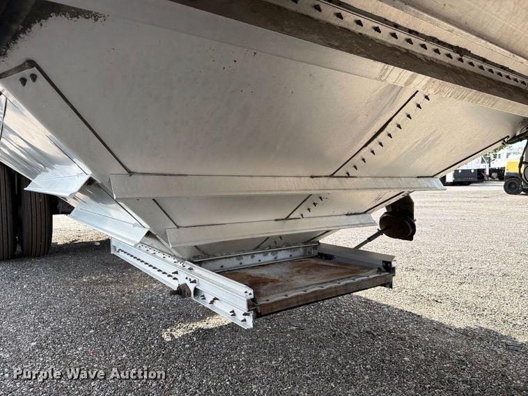 image for item FB5064 2015 Wilson Trailer DWH-550 grain trailer