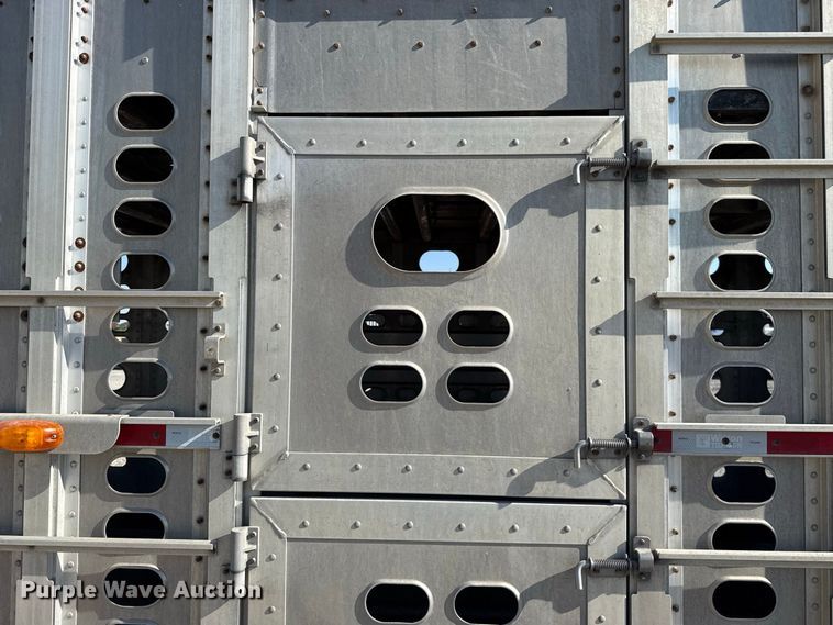 image for item FC4251 2014 Wilson Silver Star PSDCL-402P livestock trailer