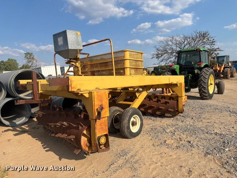 image for item FI0395 Pull type aerator