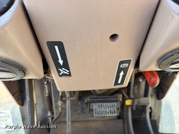 image for item FK5111 2006 Kubota M7040F tractor