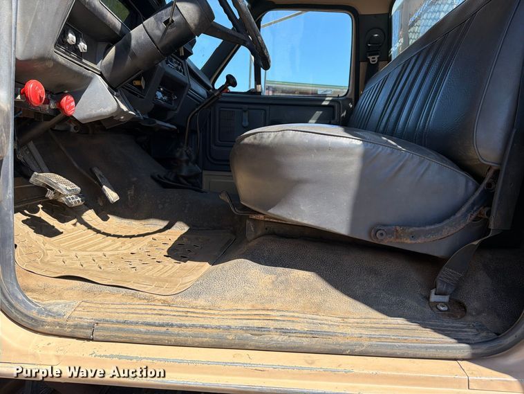image for item FK5122 1992 Ford F700 dump flatbed truck