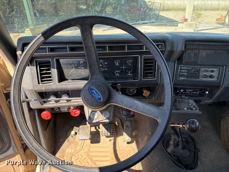 image for item FK5122 1992 Ford F700 dump flatbed truck