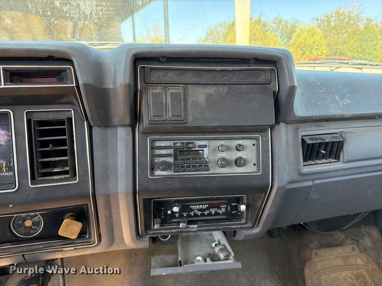 image for item FK5122 1992 Ford F700 dump flatbed truck
