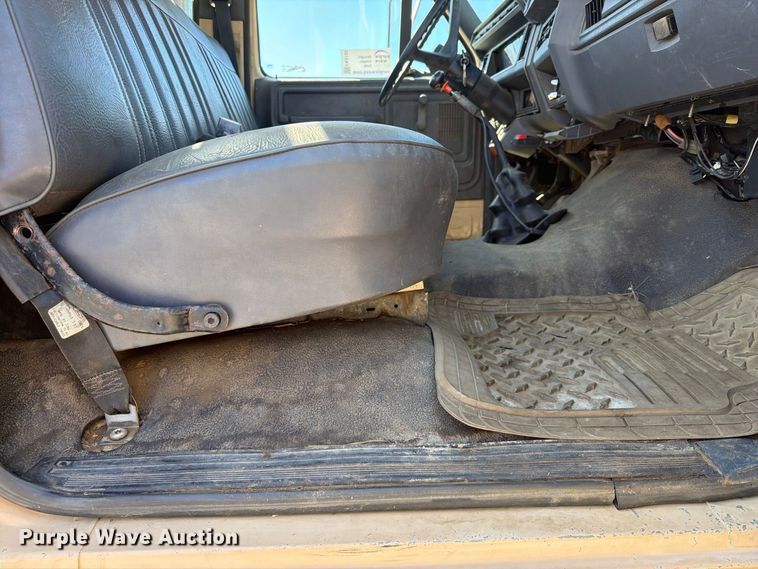 image for item FK5122 1992 Ford F700 dump flatbed truck